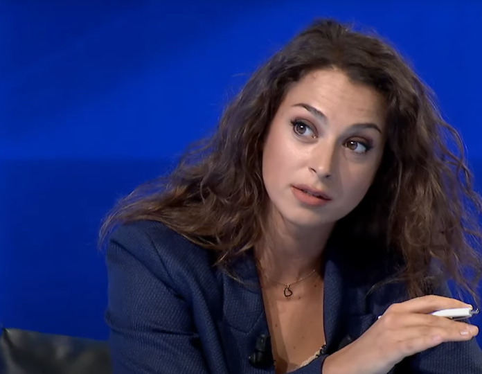 Kica-Xhelili: Anuluan tender 4.8 milionë për librat shkollorë, sot japin 6 milionë euro