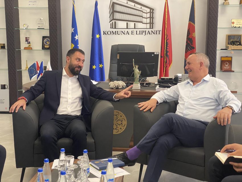 Ministri Krasniqi në Lipjan, pritet në takim nga kryetari Ahmeti