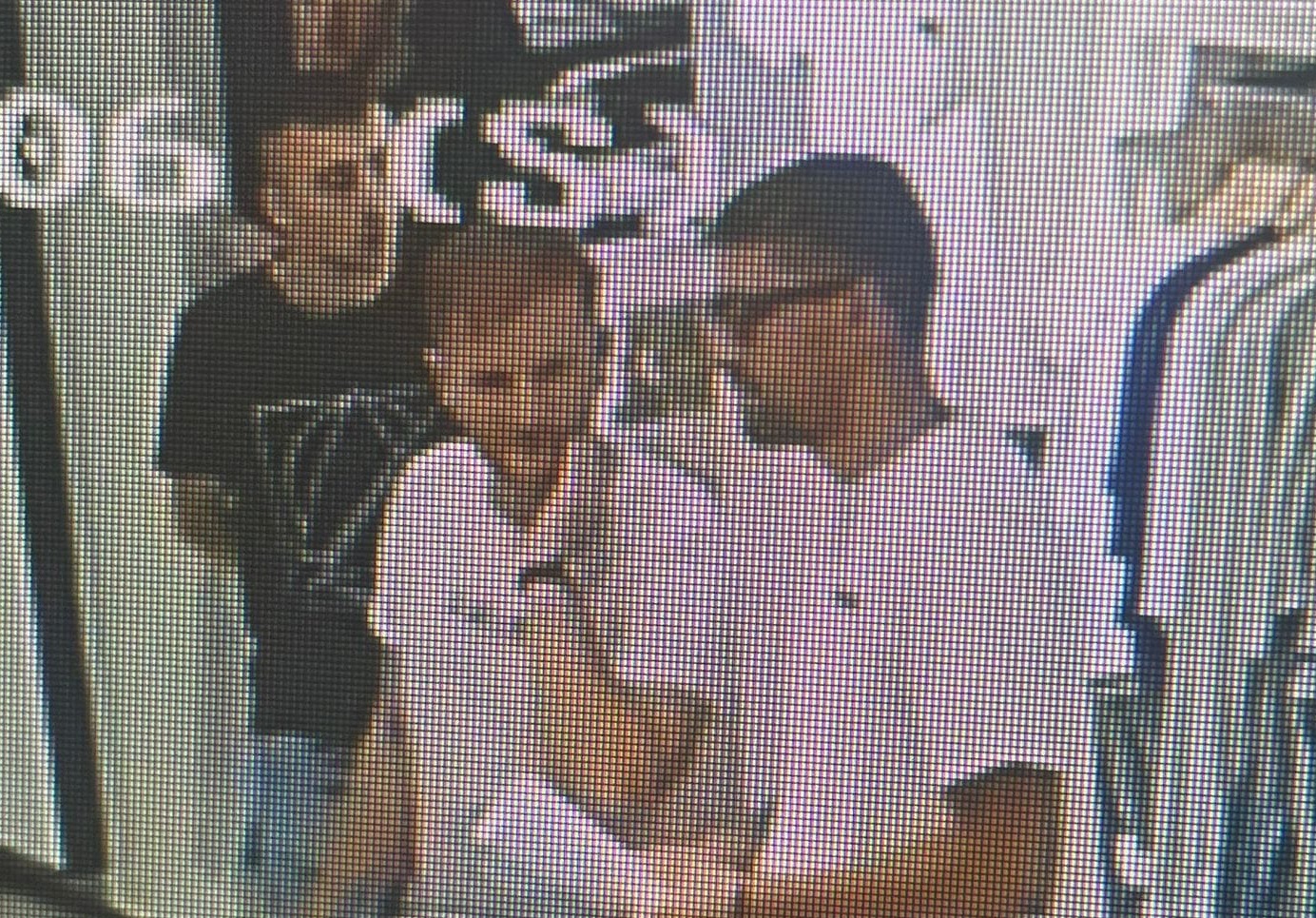 Policia publikon fotot e tre personave, kërkon ndihmë për identifikimin dhe arrestimin e tyre