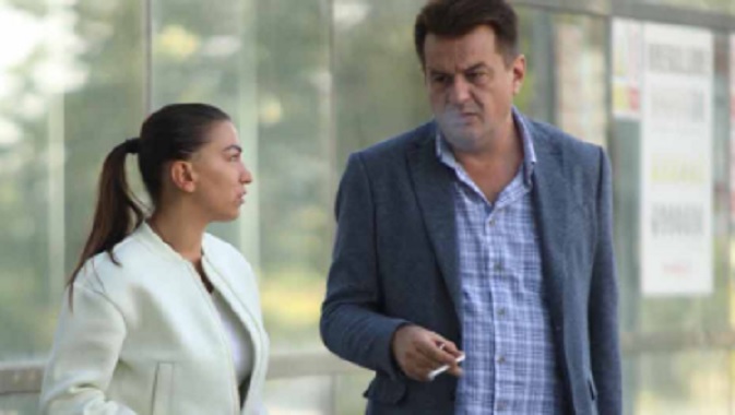 Avokati dhe familjarja e serbit të arrestuar në Zveçan arrijnë tek Pallati i Drejtësisë