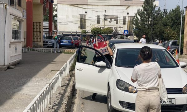 Edukatorja s’do të identifikohet, e mbulon kokën me çantë pas intervistimit