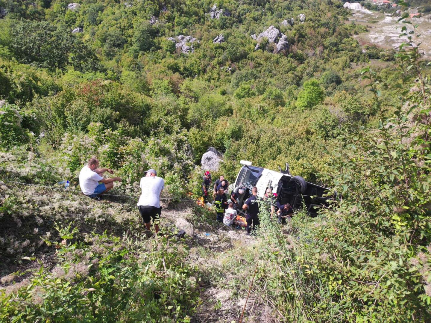 Aksident i rëndë në Mal të Zi, autobusie bie në greminë