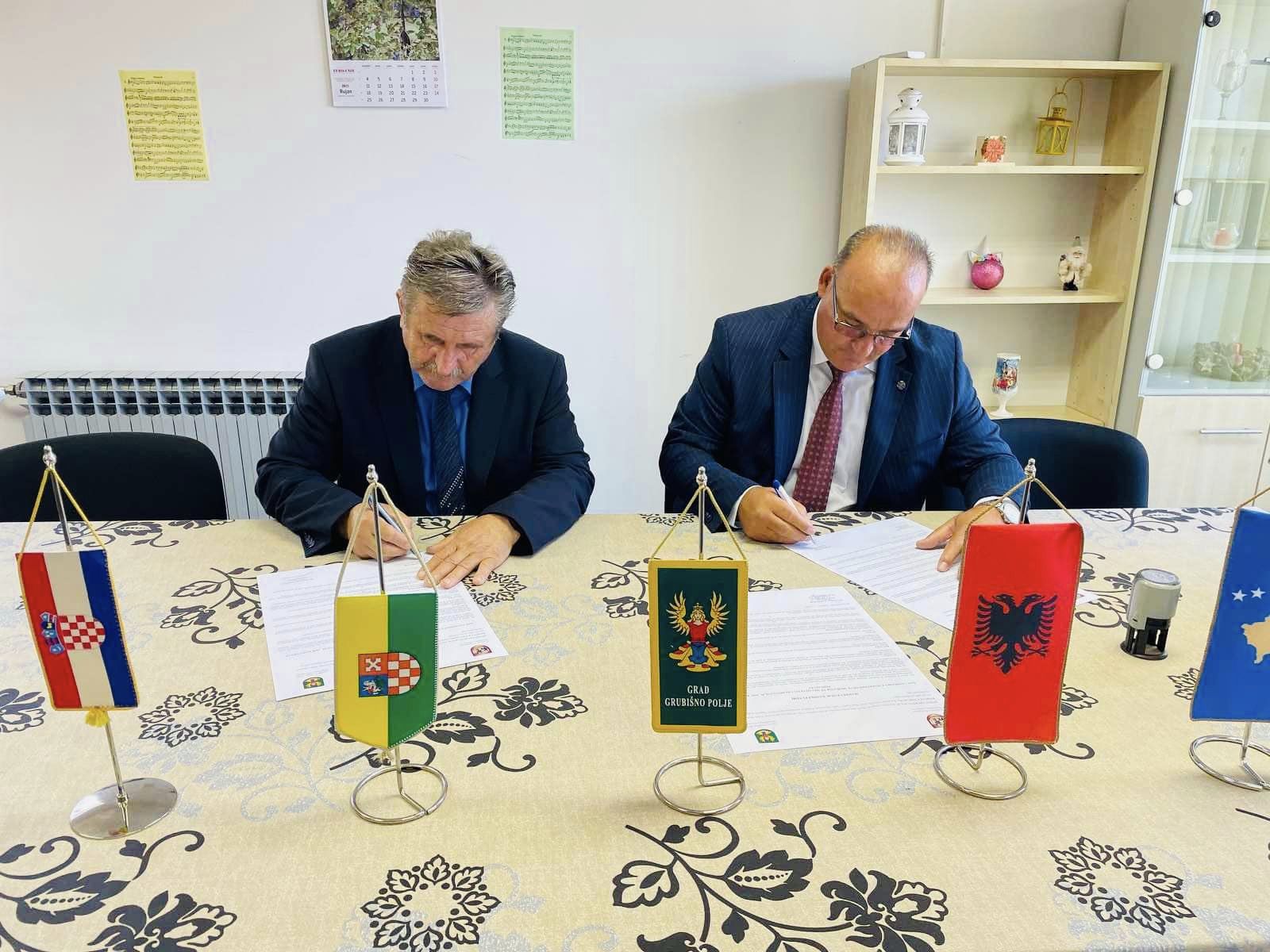 Komuna e Podujevës nënshkruan marrëveshje binjakëzimi me Komunën e Grubisno Polje të Kroacisë