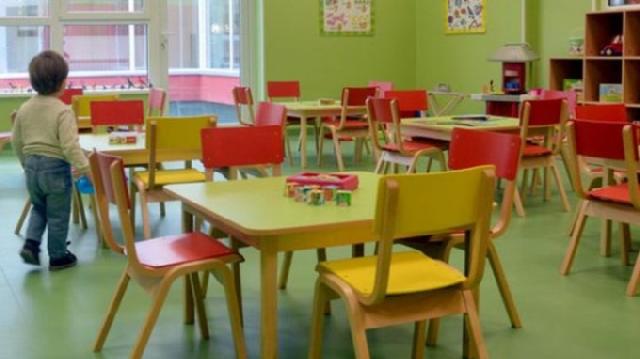 Flet nëna e trevjeçarit: Djali ka probleme me zemër, edukatoret nuk e ushqyen