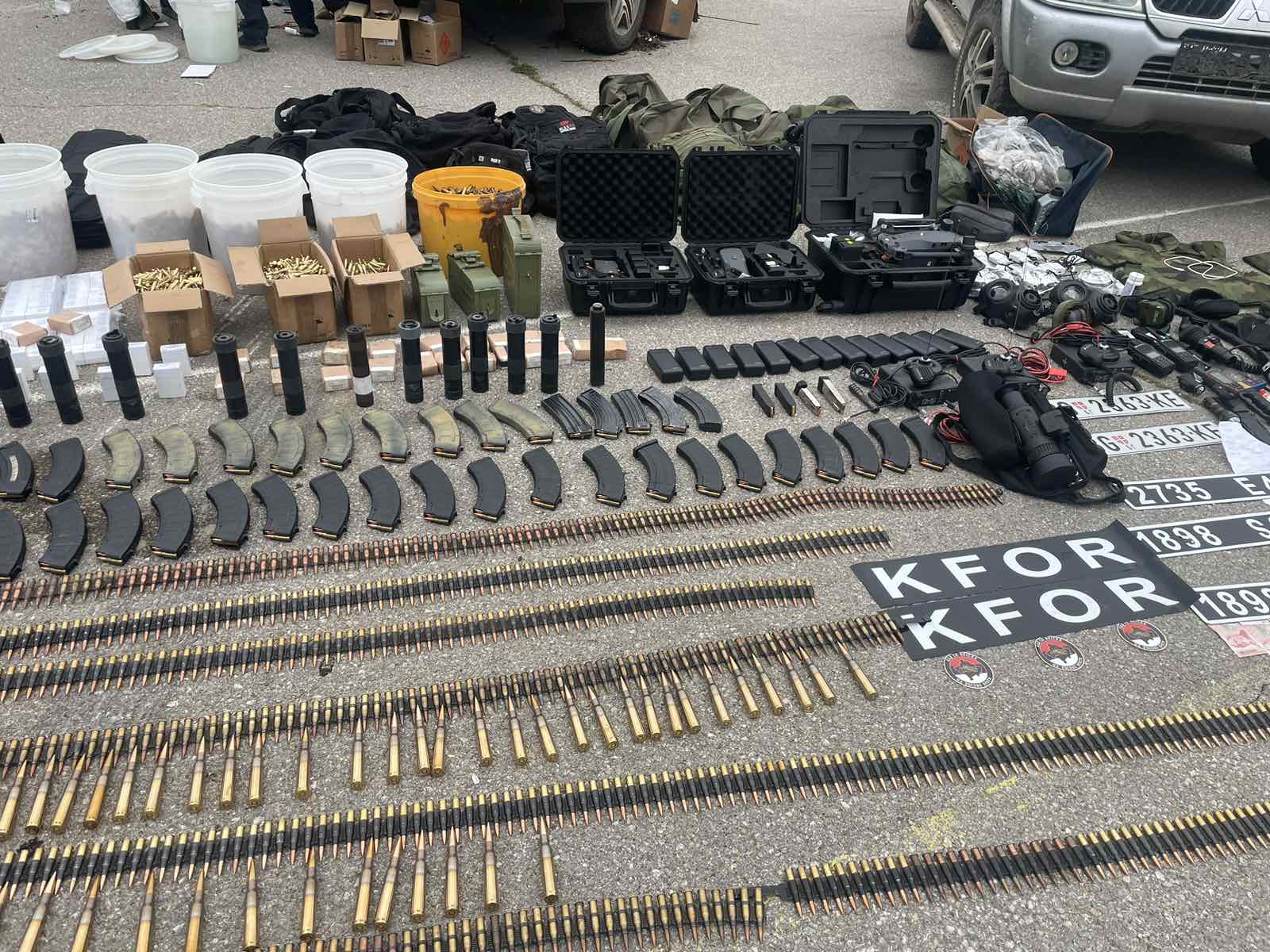 Këto janë armët e konfiskuara në veri, grupi terrorist tentoi të kamuflohet si forcë e KFOR-it (Foto)