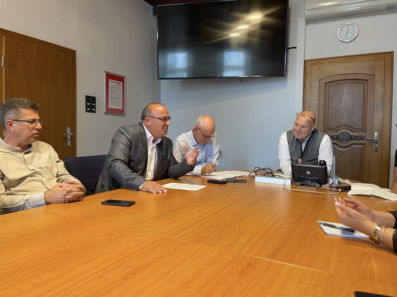 Bulliqi takon kryetarin e Velbertit, flasin për çështjen e menaxhimit të mbeturinave dhe ujërave të zeza