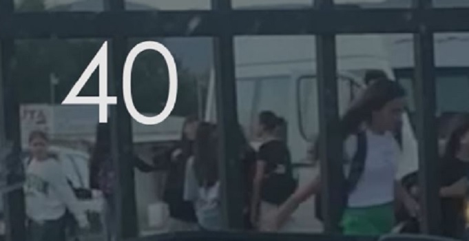 40 fëmijë transportohen në një kombi në Drenas, kompania është e kontraktuar nga komuna me tender 100 mijë euro