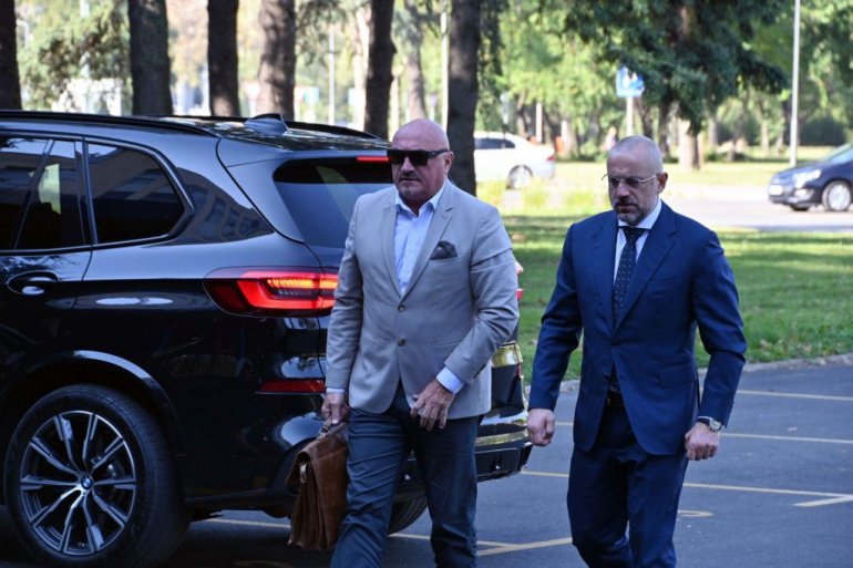 Milan Radojçiq shfaqet në publik, shkon në Ministrinë e Brendshme!