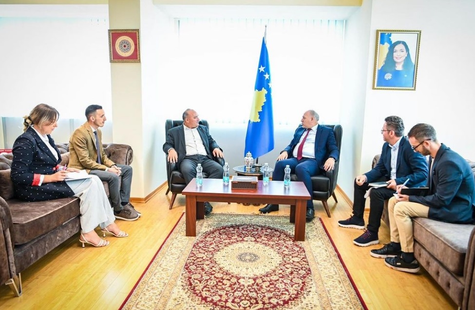 Bulliqi takoi Ministrin e Zhvillimit Rajonal, Fikrim Damkën