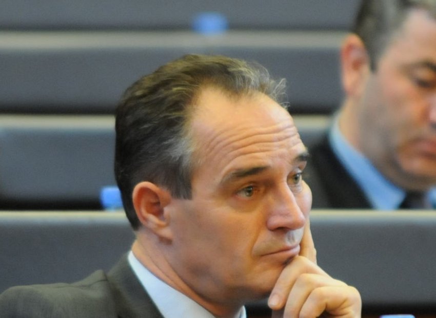 EULEX shoqëron Nait Hasanin për tri orë në bazën e Fushë Kosovës!