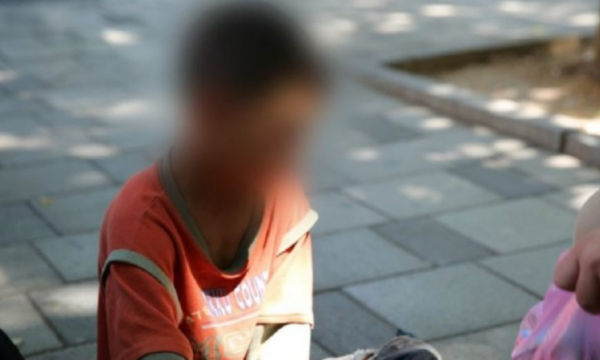 Shfrytëzonte fëmijët e mitur për të lypur, nis hetimi për 37-vjeçaren