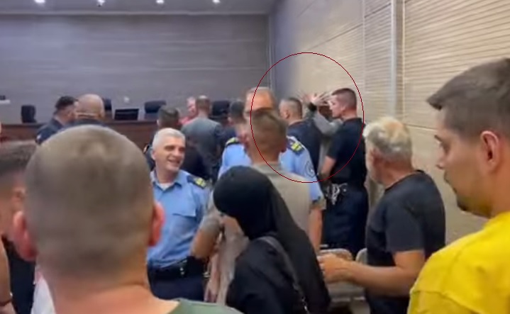 Bedri Krasniqi bën shqiponjën pas aktvendimit lirues ndaj akuzave për vrasjen e dy policëve