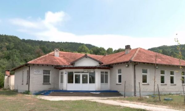 Mbyllet shkolla në Prapashticë, shkak numri i vogël i nxënësve