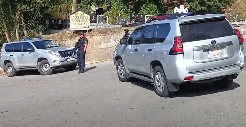 Dyshohet se është gjetur sasi e madhe e armatimit brenda manastirit ku po qëndrojnë agresorët