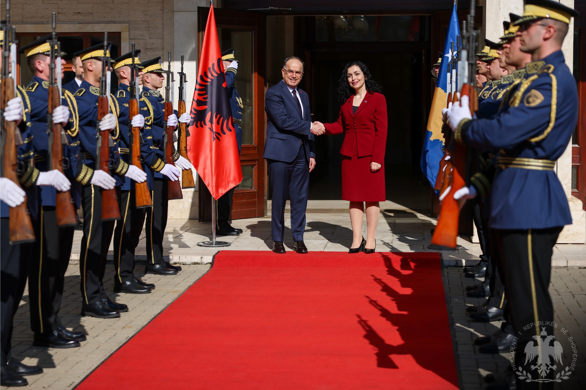Osmani pritet me ceremoni shtetërore nga Begaj