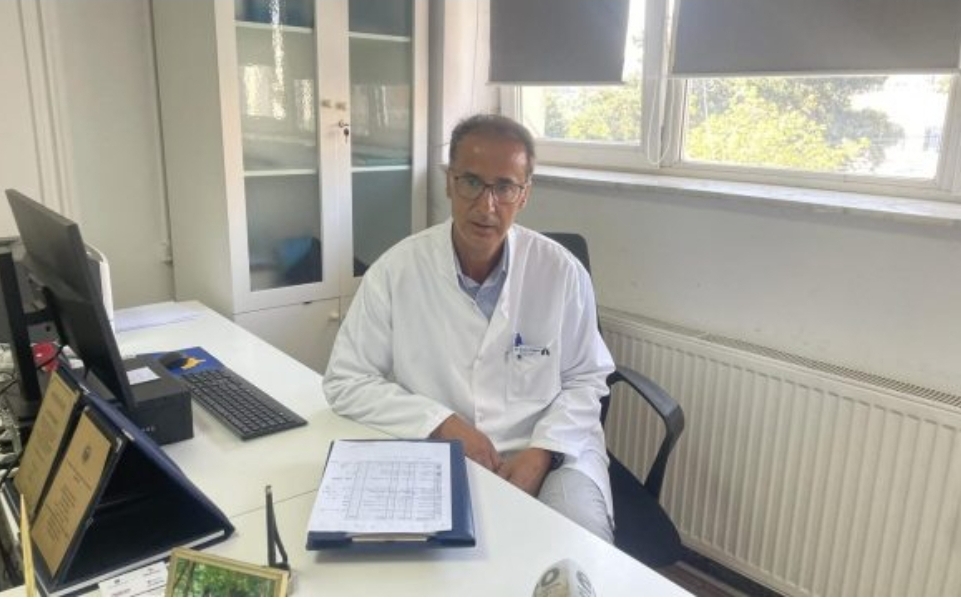 Flet drejtori i Kirurgjisë Torakale për gjendjen e policit të plagosur: I është hequr predha, ka gjendje stabile