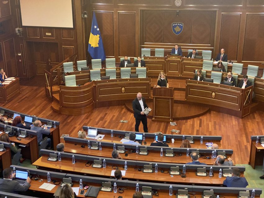 Abazi hedh në Kuvend fletushka me mbishkrimin “E di Sllavko”