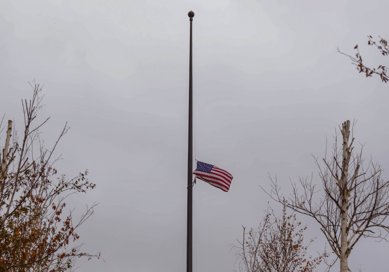 Ambasada amerikane ul flamurin në gjysmështizë në nderim të policit Afrim Bunjaku