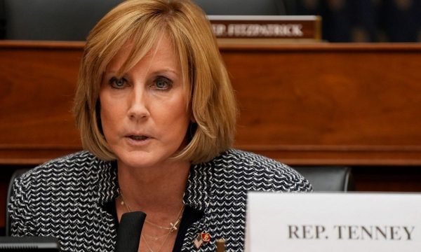 Kongresistja republikane vlerëson “dënimin” e Vuçiqit për ngjarjet në Veri, i reagon ambasadori Dugolli