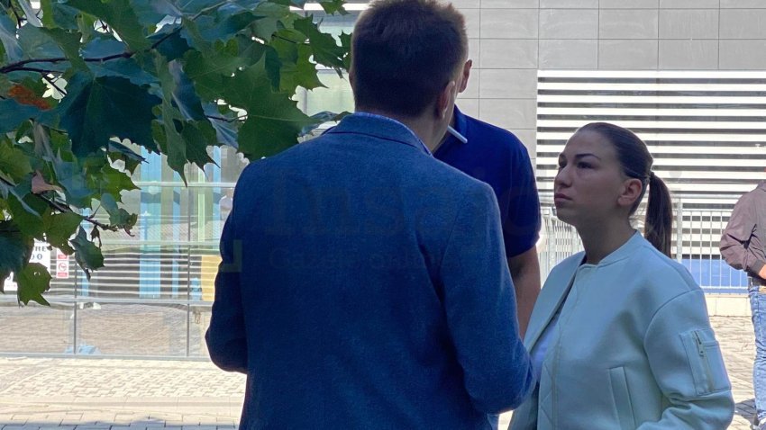 “Qëndro i fort vëllai im. Unë jam këtu” – motra e terroristit serb dëgjohet duke bërtitur teksa ia largojnë vëllain nga gjykata