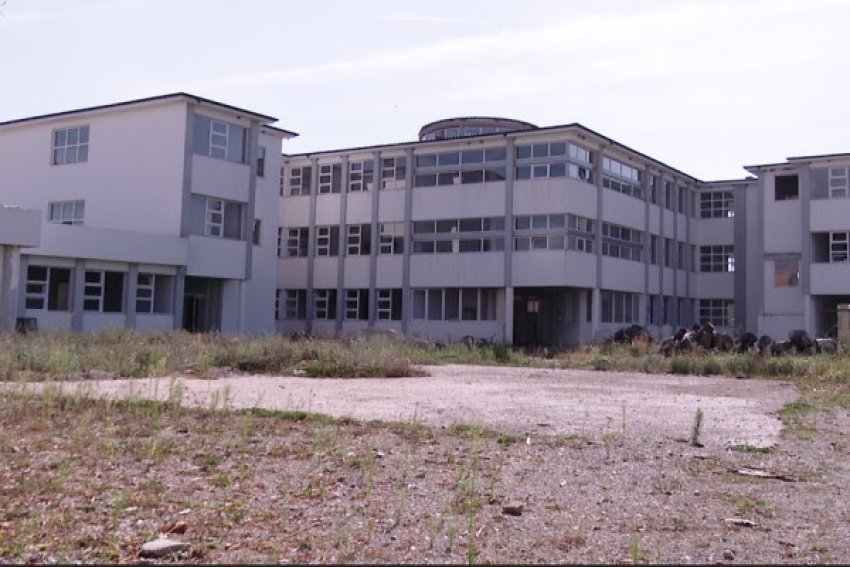 Shkolla me pesë ndërrime në Viti, puna për objektin e ri nuk ka përfunduar as pas 7 vitesh