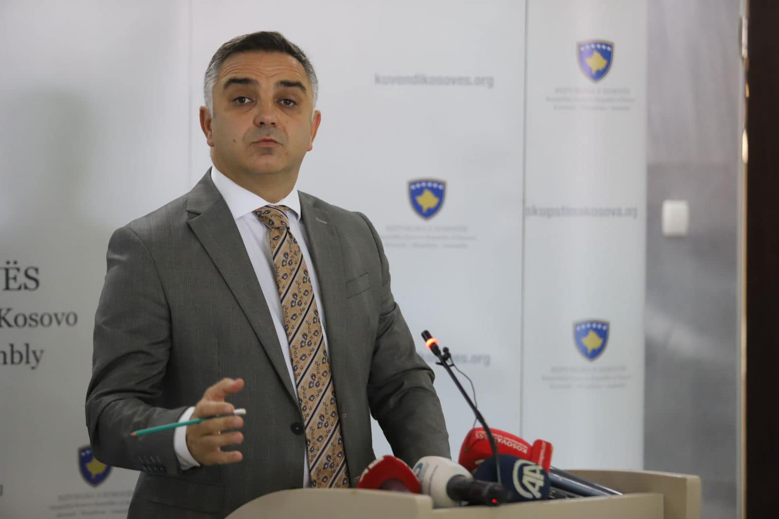 Tahiri i përgjigjet Kurtit: Të dalë në zgjedhje nëse ia mban, e di që e ka humbur fuqinë politike