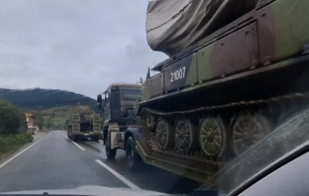 Regjimi i Vuçiqit transporton automjete të blinduara nga Kraleva në Rashkë