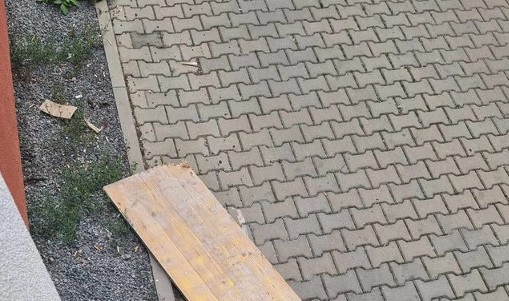 Mërgimtarit i bie dërrasa nga kati i 16-të, thotë se shkaku i ndërtimeve të dobëta mund të përfundonte i vdekur