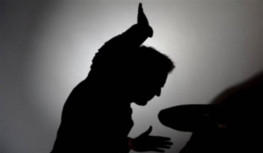 Dhunë në një familje në Skenderaj: Burri rrah 21-vjeçaren, vjehrri dhe kunati kërcënojnë familjen e saj