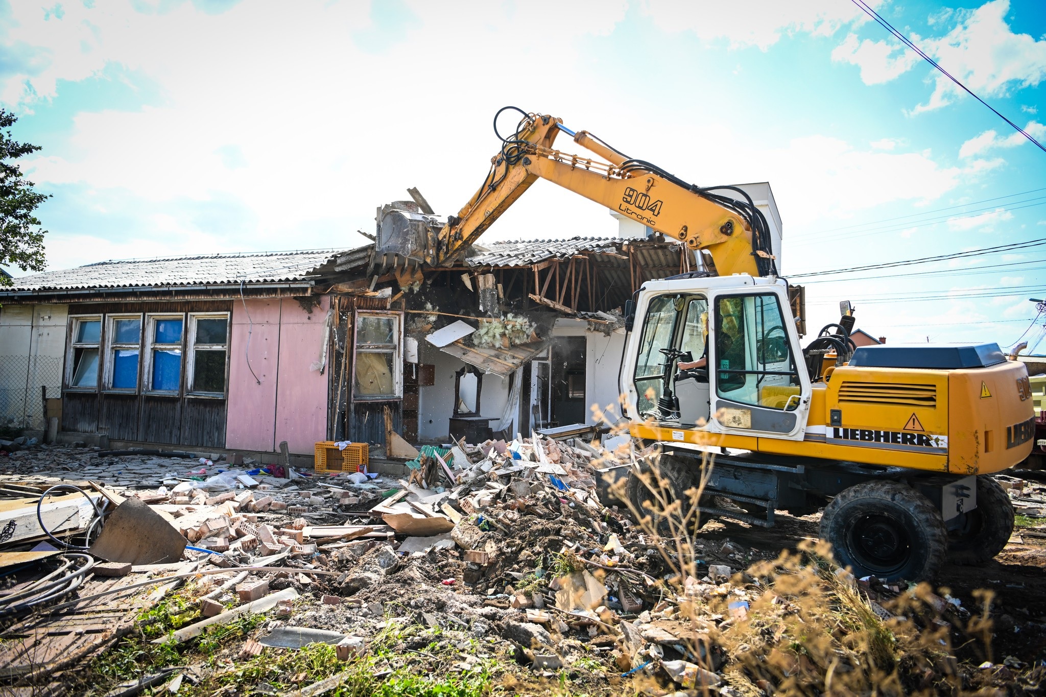 Komuna e Podujevës pastron hapësirën ku jetonin 5 familje me kushte të rënda ekonomike