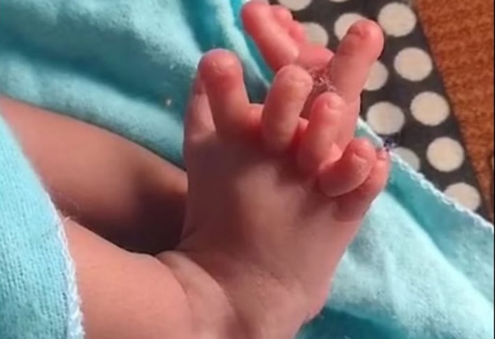 Foshnja me 26 gishta që po adhurohet si Perëndi