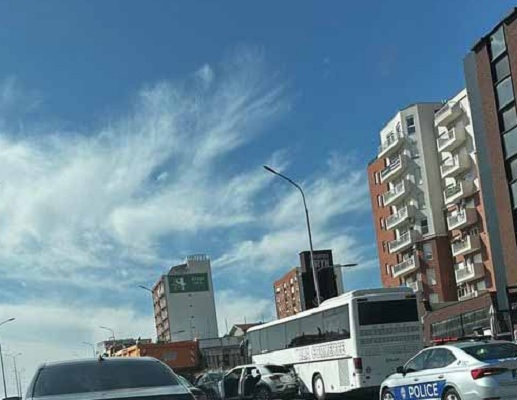 Kamioni dhe autobusi e fusin në “sandwich” një veturë në Veternik