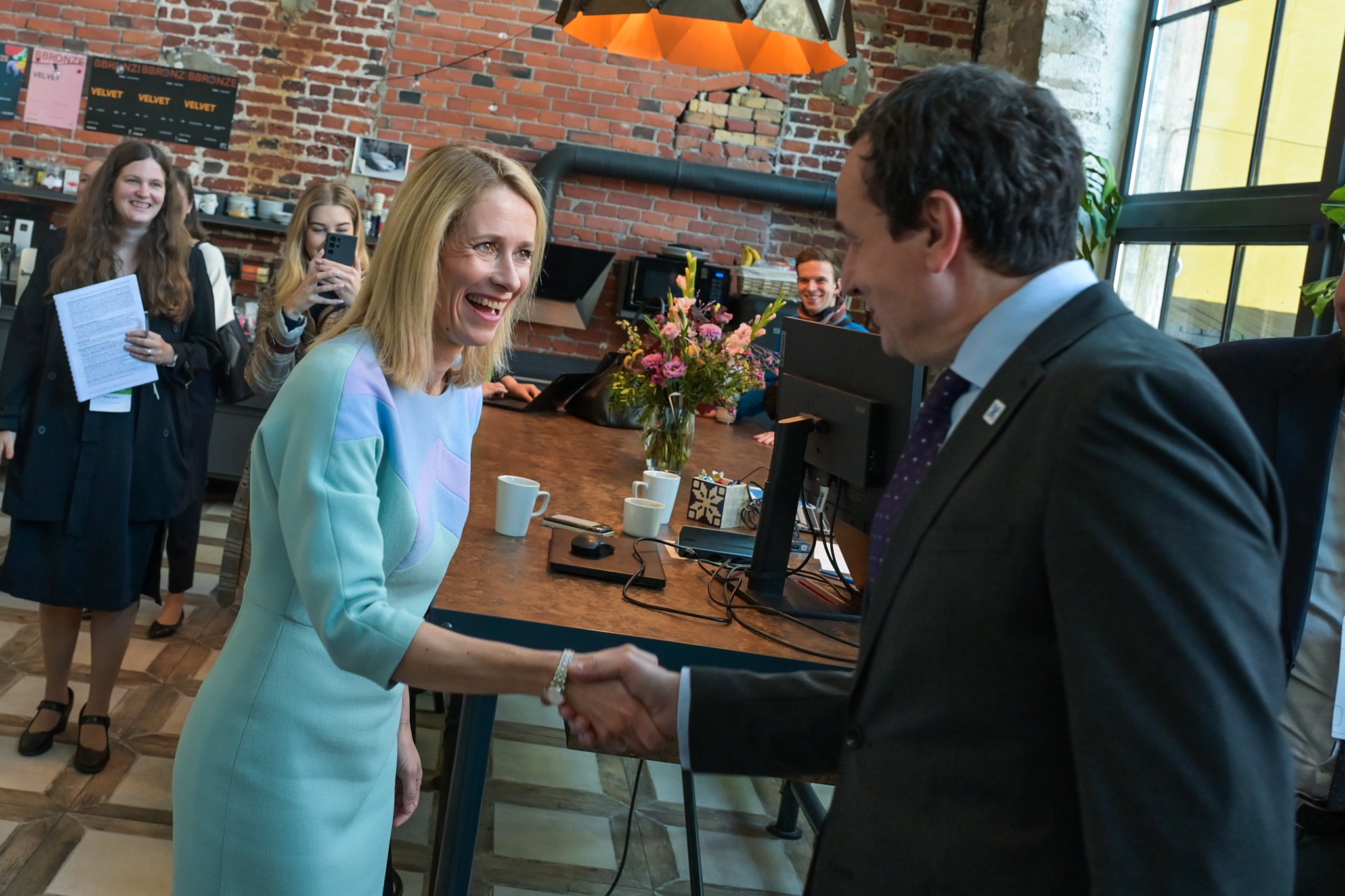 Qeveria jep detaje për takimin e Kurtit me kryeministren e Estonisë