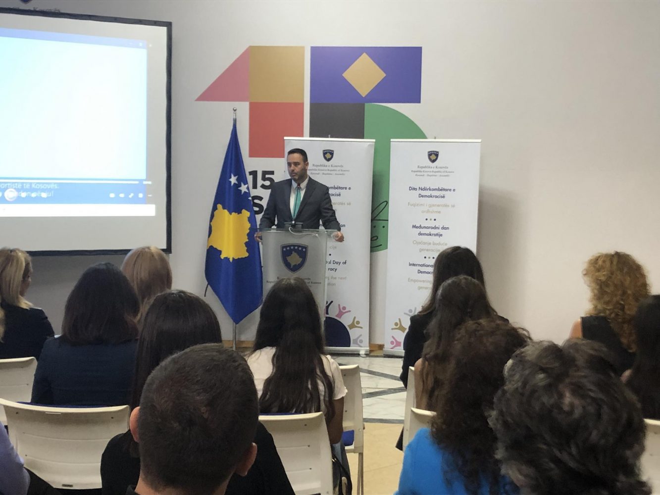 Kuvendi shënon Ditën e Demokracisë – Konjufca: Të punojmë për aktivizimin e të rinjve duke investuar në edukimin e zhvillimin e tyre