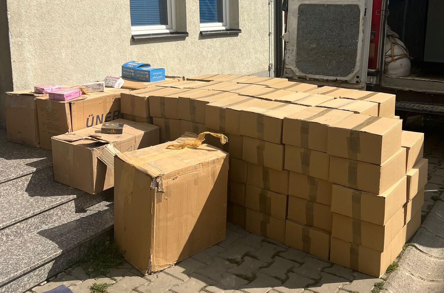 Dogana kap në flagrancë një kombi me mallra të kontrabanduara