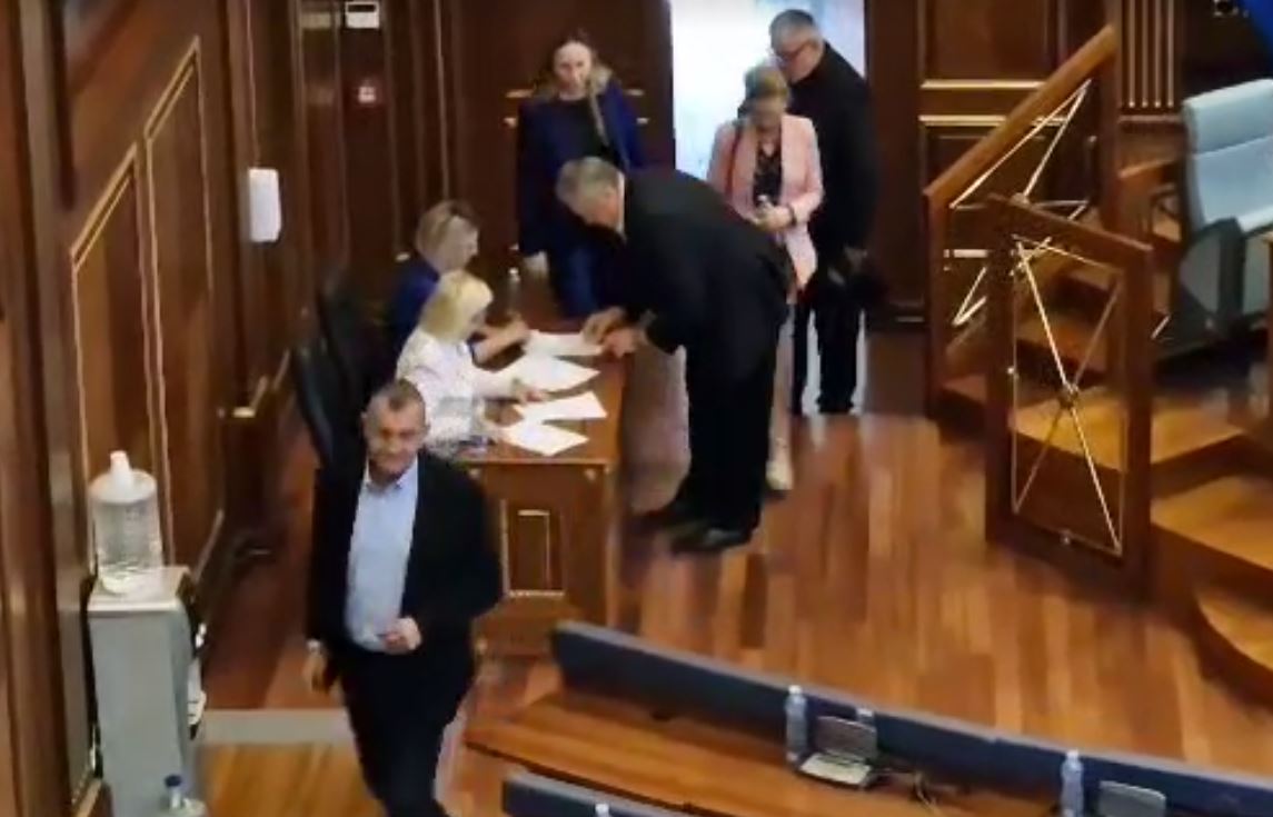 Lista Serbe në Kuvend – deputetët s’duan t’i humbasin mandatet, veç nënshkruhen