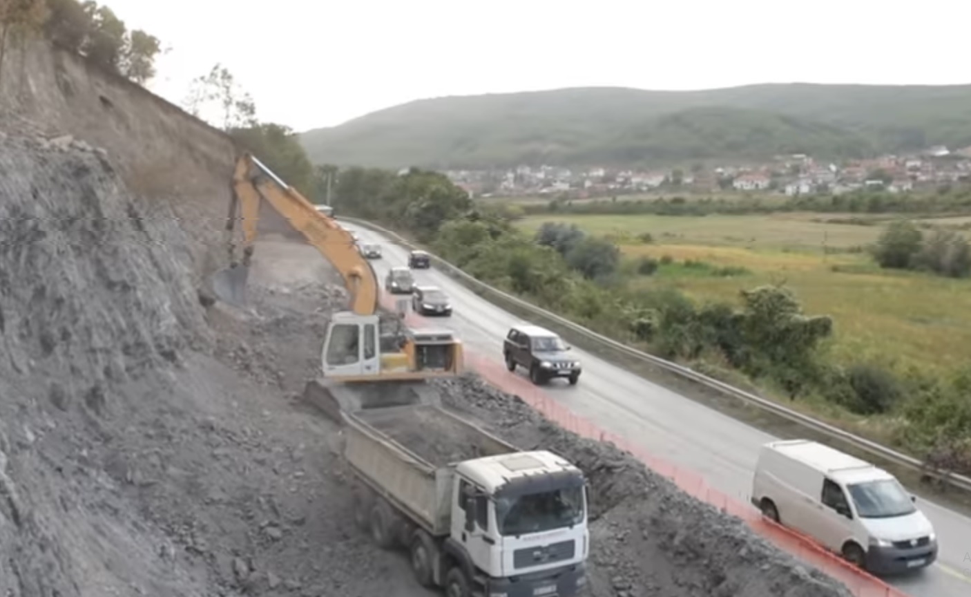 Aliu thotë se punimet në rrugën Prishtinë – Podujevë janë intensifikuar