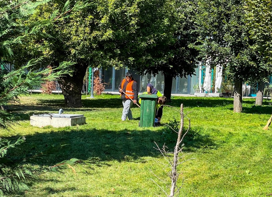 Bulliqi ndan foto të punimeve për mirëmbajtjen e hapësirave publike