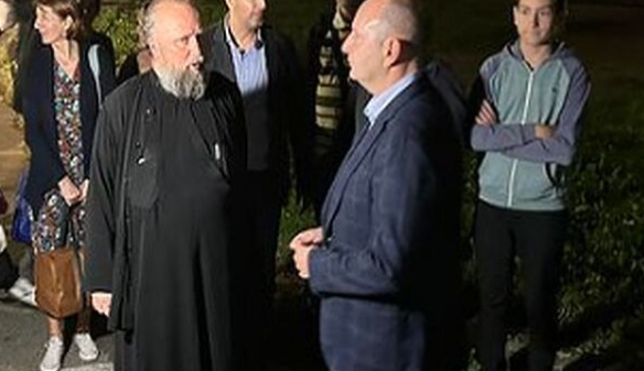 Pelegrinët: KFOR-i hyri brenda manastirit në Banjskë, e injoruan grupin e armatosur me armë të gjata