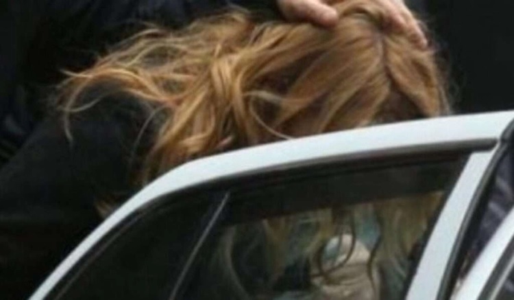 E sulmoi dhe e zvarriti nga taksi një grua, arrestohet i dyshuari në Gjakovë