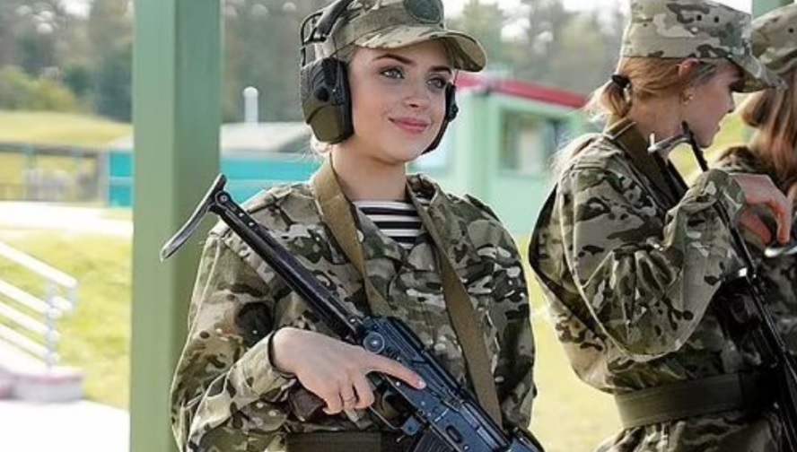 Bjellorusia “rekruton” Miss-et në ushtri, për të frymëzuar gratë dhe vajzat t’i bashkohen luftës së Putinit