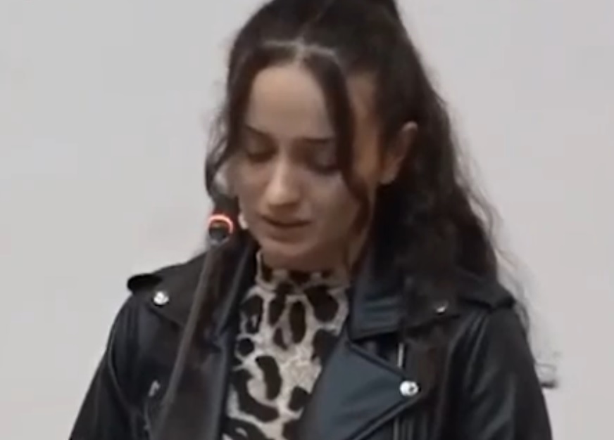 “Heroi im, babi im”: Vajza e policit të vrarë mbanë fjalim emocionues (Video)