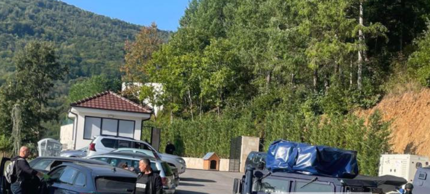 Dalin pamjet nga bastisja në vilën që dyshohet se është pronë e Radojiçiqit