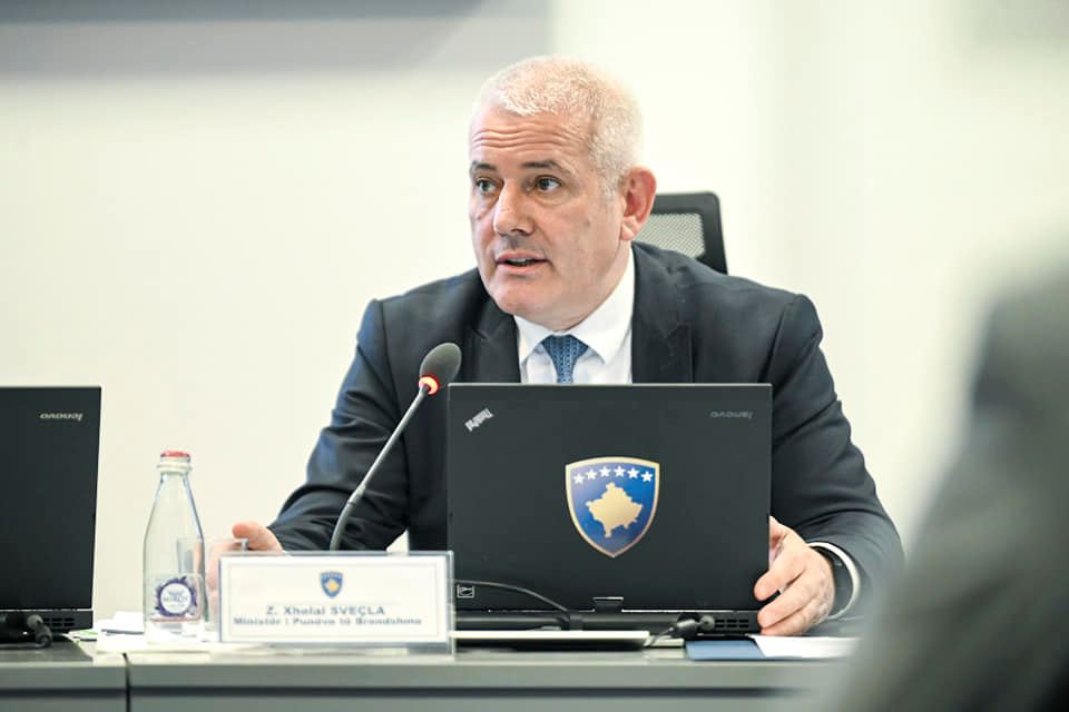 Sveçla për Vuçiqin: Posaçërisht ai do të arrestohet nëse hyn pa leje në territorin e Republikës