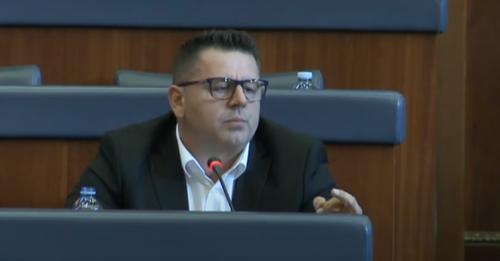 “Mos më shti me të ardhë qaty”, Bekë Berisha nervozohet me një deputet