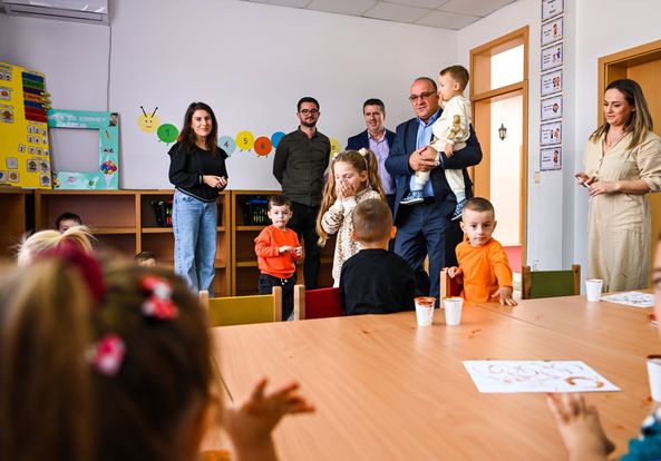 Kryetari Bulliqi dhe drejtori Fetahu vizituan dy çerdhet e reja në Lluzhan dhe Sfeçël