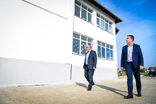 Kryetari Bulliqi dhe drejtori Fetahu vizituan shkollën e fshatit Sekiraqë