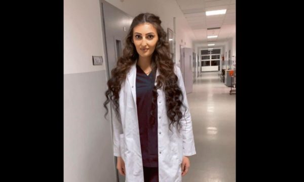 Vdes infermjera Qendresa Llapashtica Ismajli – La pas dy vajza, njërën 2 vjeçe e tjetrën 2 muajshe