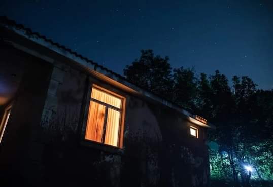 Sulmohet me gurë dhe frikësohet një familje shqiptare në Medvegjë