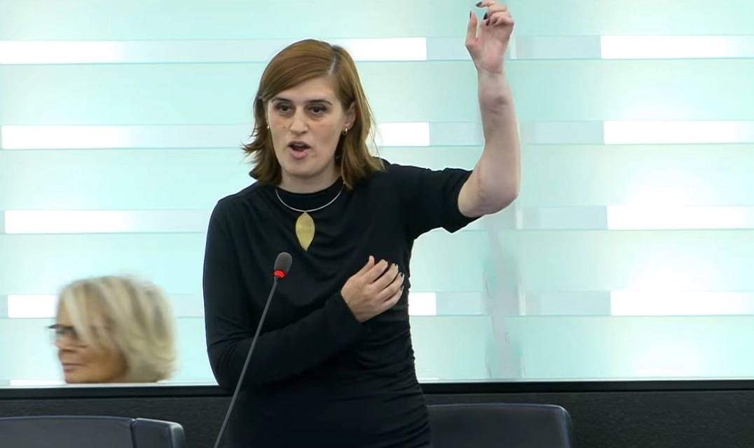 Bogujevci në Parlamentin e KiE-së tregon shenjat në duar të shkaktuara nga plumbat e ushtrisë serbe